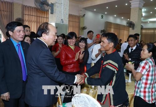 Obsequian con regalos del Tet a los necesitados en Dak Lak - ảnh 1