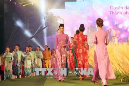 Celebran quinto festival de Ao Dai en Ciudad Ho Chi Minh  - ảnh 1