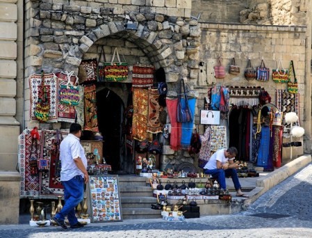 Exposición fotográfica marca la centésima fiesta nacional de Azerbaiyán - ảnh 1