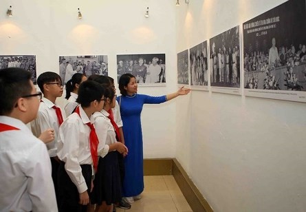 Exposición de fotos marca el movimiento de emulación del patriotismo - ảnh 1