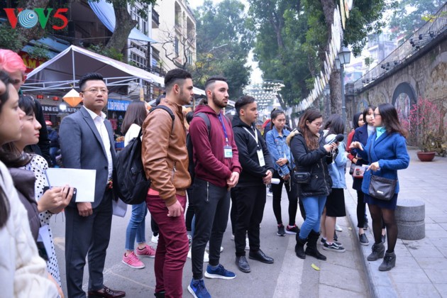 Ambiente del Tet vietnamita en ojos de jóvenes foráneos - ảnh 1