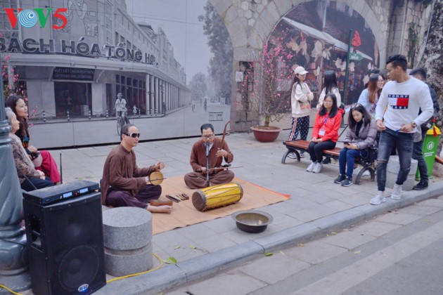 Ambiente del Tet vietnamita en ojos de jóvenes foráneos - ảnh 6