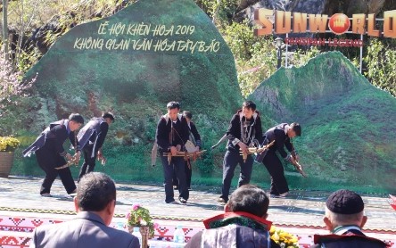 Celebran festivales primaverales en zona turística de Sapa - ảnh 1