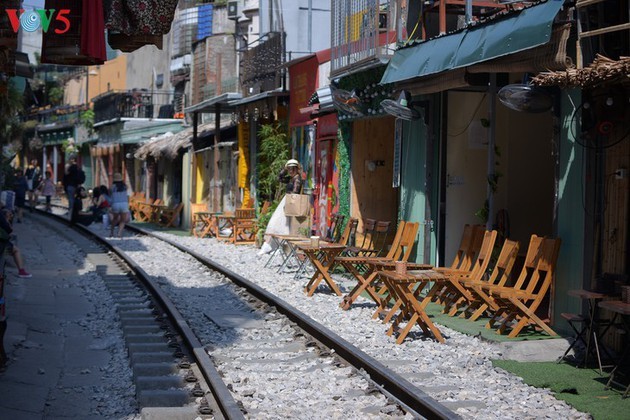 Cafeterías al borde del ferrocarril de Hanói - ảnh 1