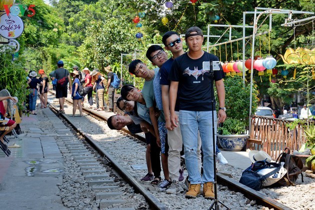 Cafeterías al borde del ferrocarril de Hanói - ảnh 7