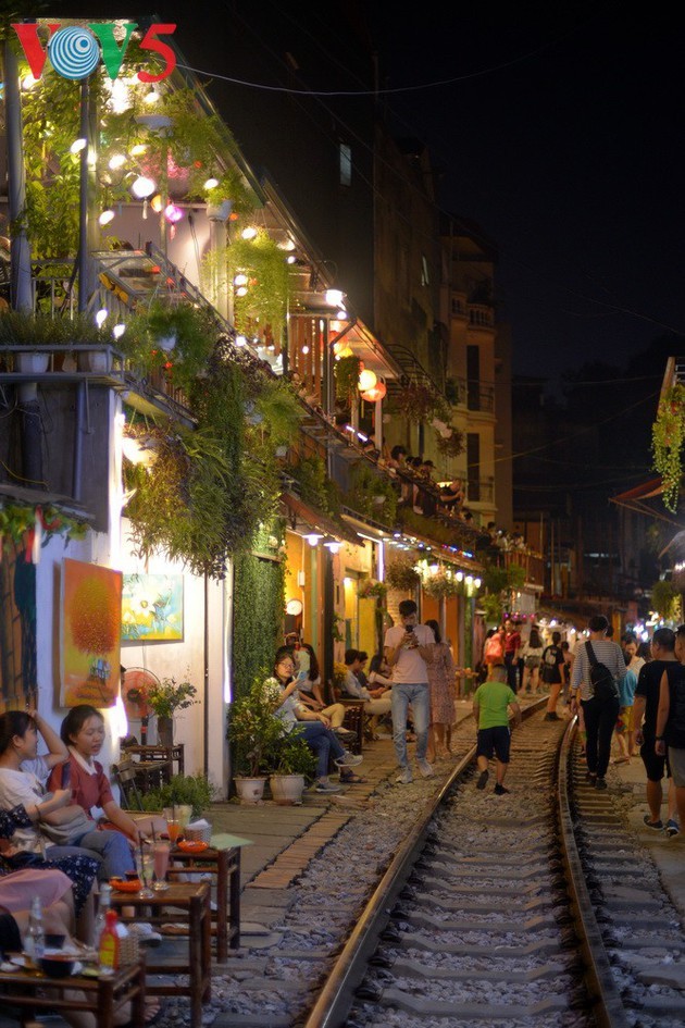 Cafeterías al borde del ferrocarril de Hanói - ảnh 9