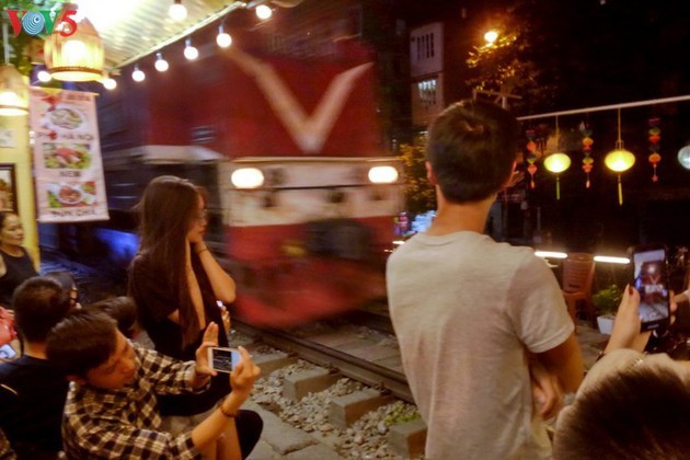 Cafeterías al borde del ferrocarril de Hanói - ảnh 12