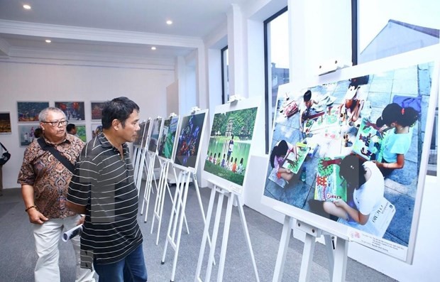 Fotógrafos nacionales y extranjeros plasman la belleza de Hanoi - ảnh 1