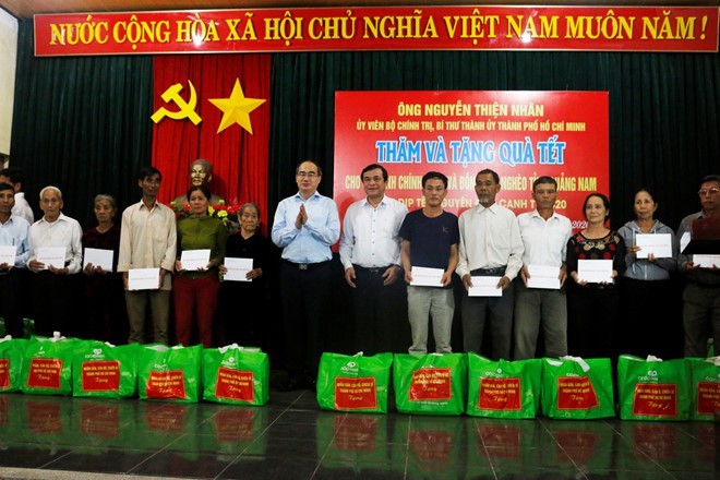 Más regalos del Tet para necesitados en Vietnam - ảnh 1