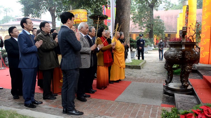 Efectúan ofrenda de inciensos en la zona de reliquias de la Ciudadela Imperial de Thang Long - ảnh 1