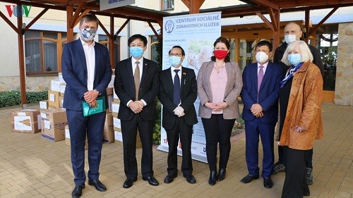 Comunidad vietnamita en República Checa contribuye a la prevención de Covid-19 - ảnh 1