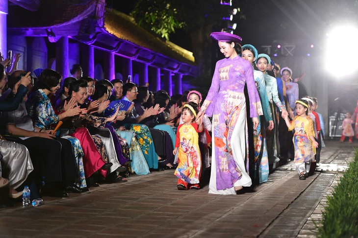 Honran identidad cultural de Vietnam con la mayor presentación de Ao Dai - ảnh 1