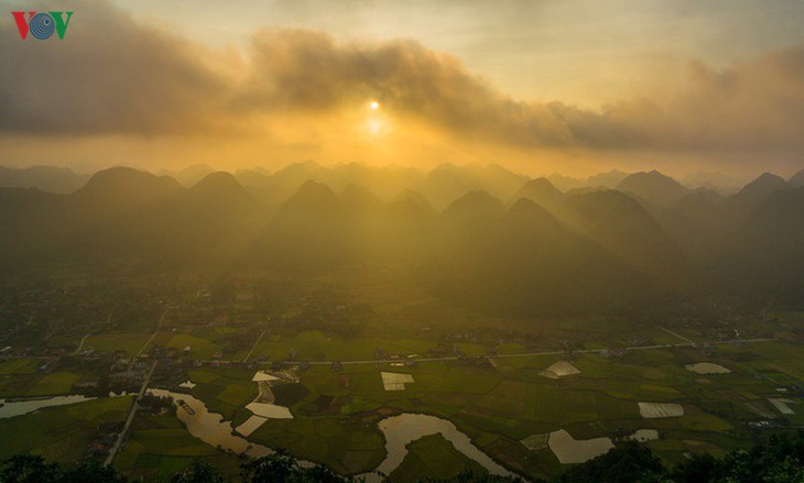 Los campos de arroz de Bac Son se vuelven amarillos en temporada de cosecha - ảnh 10