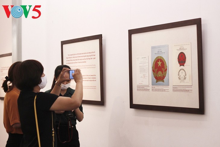 Exhibición sobre la historia del emblema nacional de Vietnam   - ảnh 10