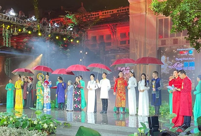 Celebran el VII Festival Ao Dai de Ciudad Ho Chi Minh - ảnh 1