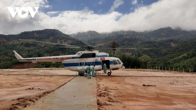 Movilizan todas fuerzas para ayudar a los residentes en las zonas inundadas en Quang Nam - ảnh 1