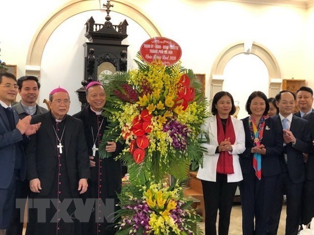 Funcionarios de Hanói felicitan a los feligreses en Navidad - ảnh 1