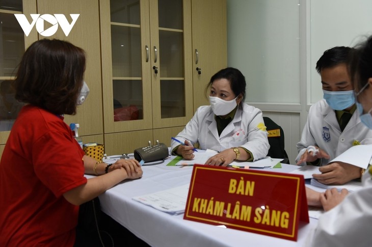 Primeros 35 voluntarios reciben inyecciones de la vacuna Nanocovax - ảnh 1