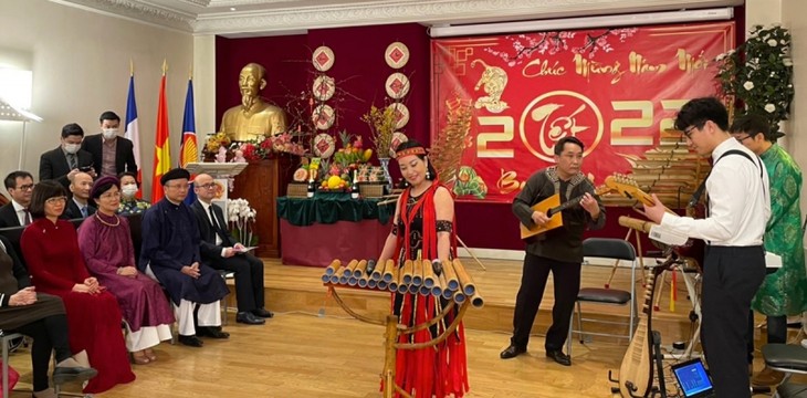 Vietnamitas en Francia celebran el Año Nuevo Lunar del Tigre 2022  - ảnh 1