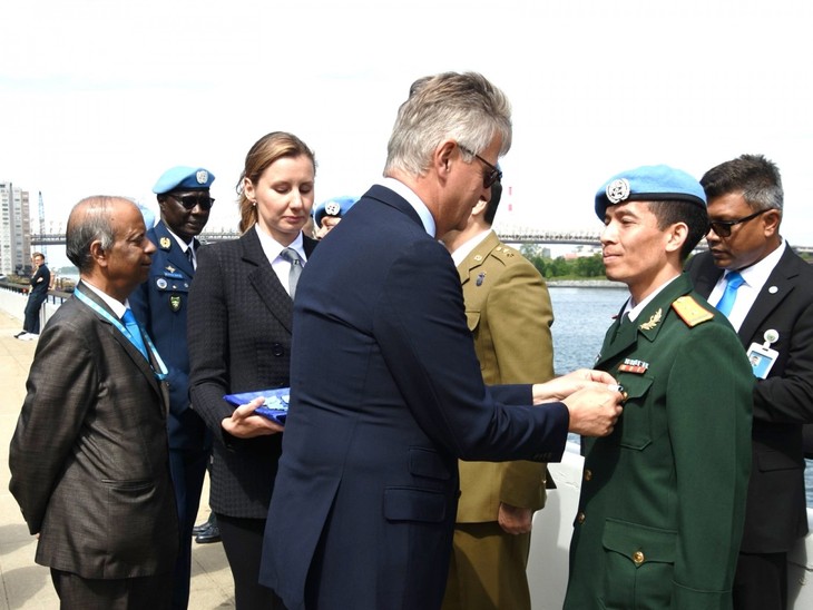 Entrega medalla de las Naciones Unidas a los oficiales del Ejército Popular de Vietnam - ảnh 1