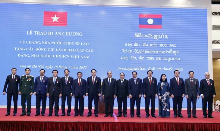 Líderes vietnamitas reciben la Medalla de Oro de la Nación y la Orden de la Libertad de Laos - ảnh 1