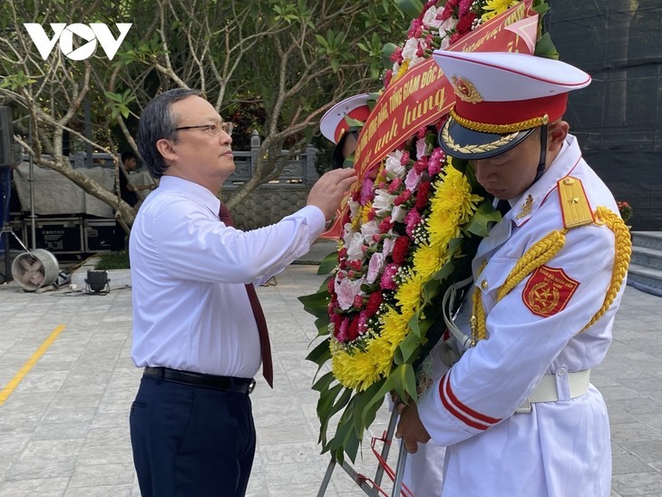 El director general de la VOV visita el cementerio de mártires de Vi Xuyen  - ảnh 1