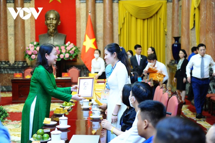 Vicepresidenta se encuentra con jóvenes discapacitados ejemplares - ảnh 1