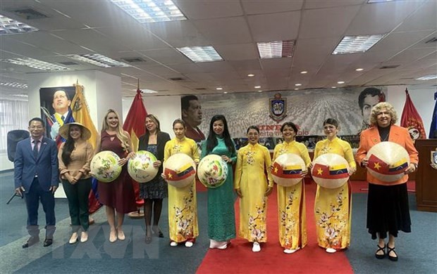 Presentan túnica tradicional vietnamita en Venezuela - ảnh 1