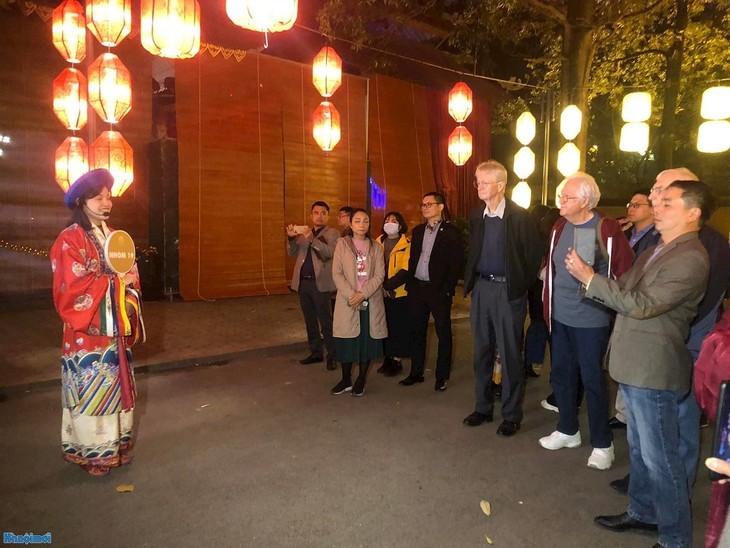 Recorrido nocturno por la ciudadela de Thang Long para visitantes extranjeros - ảnh 1