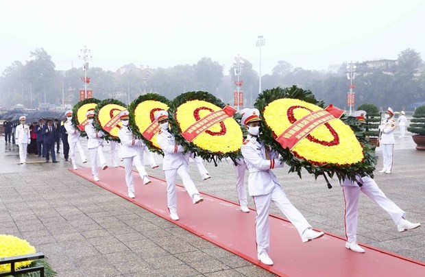 Dirigentes del Partido y del Estado rinden tributo al presidente Ho Chi Minh - ảnh 1