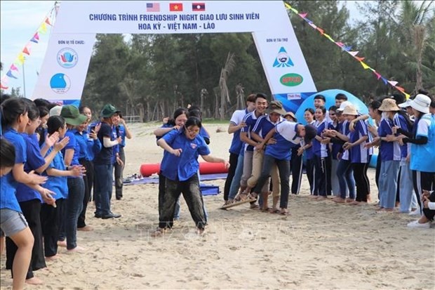 Estudiantes vietnamitas intercambian con amigos de Estados Unidos y Laos  - ảnh 1