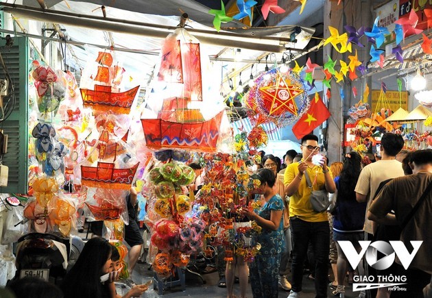 La atmósfera del Festival del Medio Otoño prevalece en la calle de los farolillos - ảnh 13