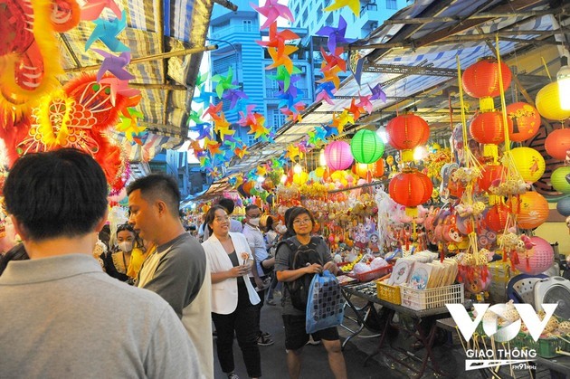 La atmósfera del Festival del Medio Otoño prevalece en la calle de los farolillos - ảnh 14