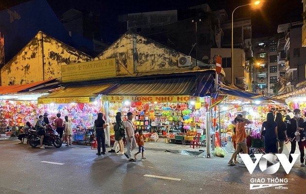 La atmósfera del Festival del Medio Otoño prevalece en la calle de los farolillos - ảnh 1