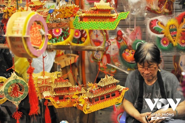 La atmósfera del Festival del Medio Otoño prevalece en la calle de los farolillos - ảnh 3