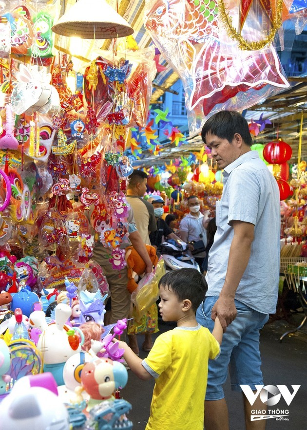 La atmósfera del Festival del Medio Otoño prevalece en la calle de los farolillos - ảnh 6