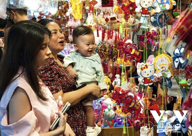 La atmósfera del Festival del Medio Otoño prevalece en la calle de los farolillos - ảnh 7