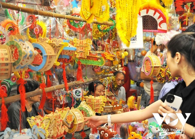 La atmósfera del Festival del Medio Otoño prevalece en la calle de los farolillos - ảnh 8