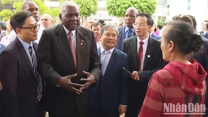 Líder cubano visita Hospital de la Amistad Vietnam - Cuba Dong Hoi - ảnh 1