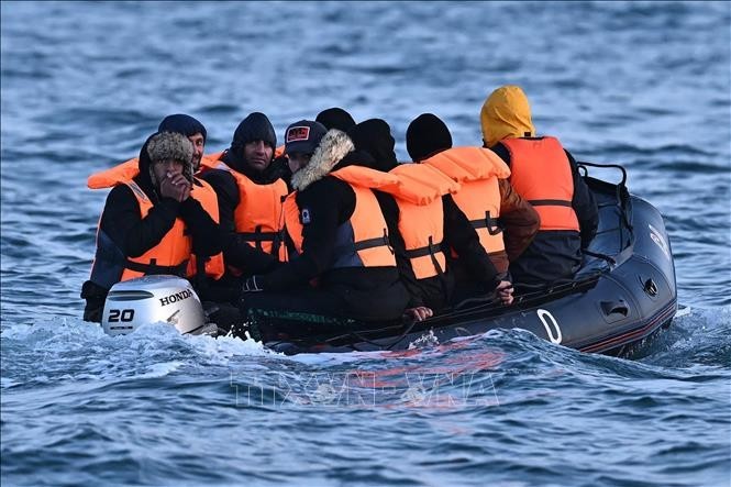 Casi 30.000 personas cruzaron el Canal de la Mancha hacia Inglaterra el año pasado - ảnh 1