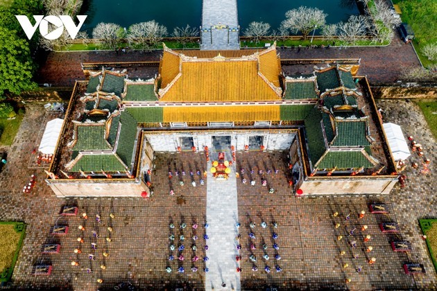 Fascinante recreación de la ceremonia de distribución del calendario de la dinastía Nguyen  - ảnh 2