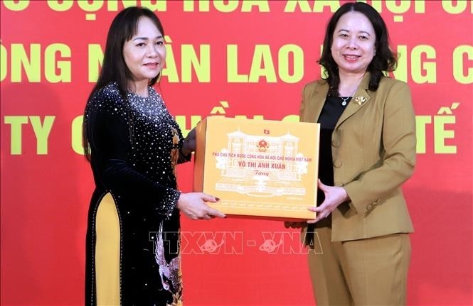 Vo Thi Anh Xuan visita a familias beneficiadas por políticas sociales en Thai Binh - ảnh 1