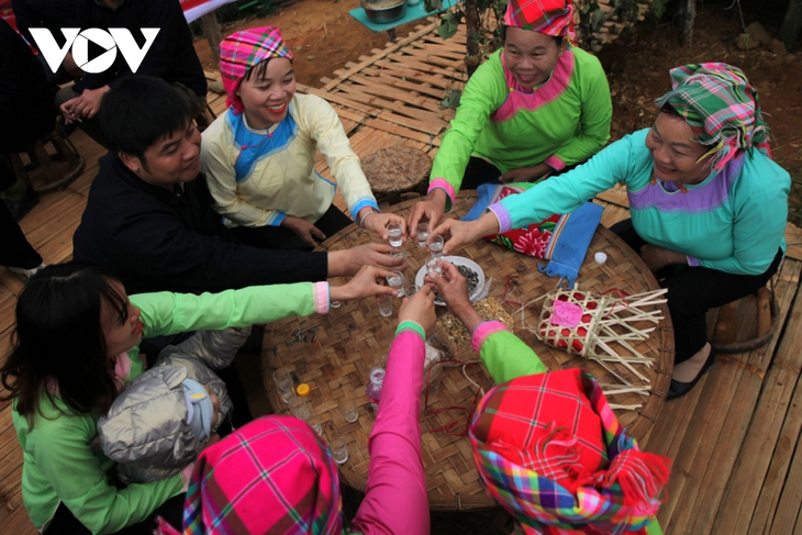 Ceremonia de recogida a la novia de la etnia Giay en Lai Chau - ảnh 16