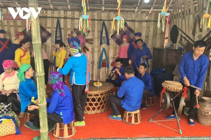 Ceremonia de recogida a la novia de la etnia Giay en Lai Chau - ảnh 2