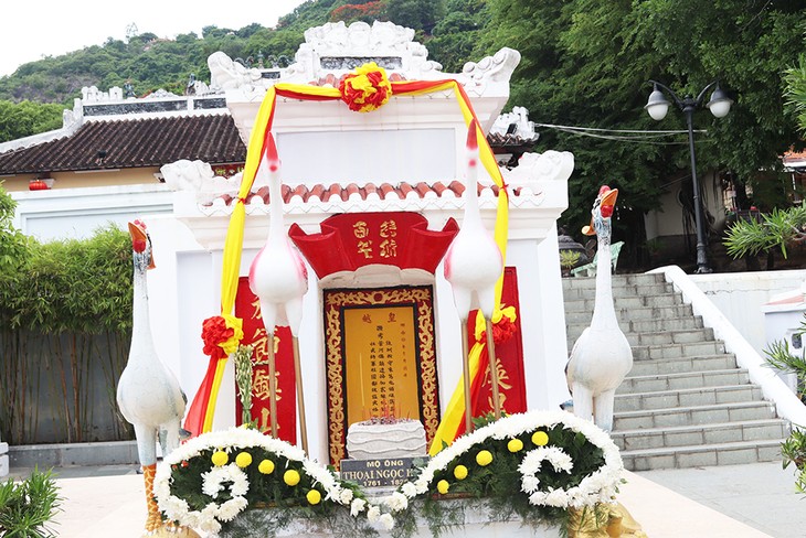 Solemne Mausoleo de Thoai Ngoc Hau - ảnh 2