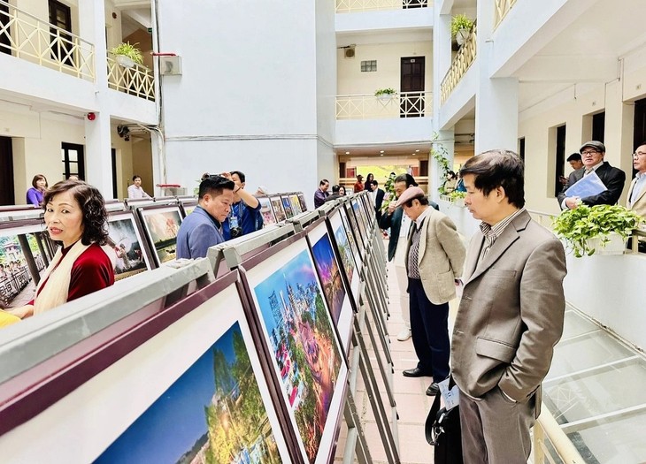 Exposición fotográfica sobre la belleza y el desarrollo de Hanói, Thua Thien Hue y Ciudad Ho Chi Minh - ảnh 1