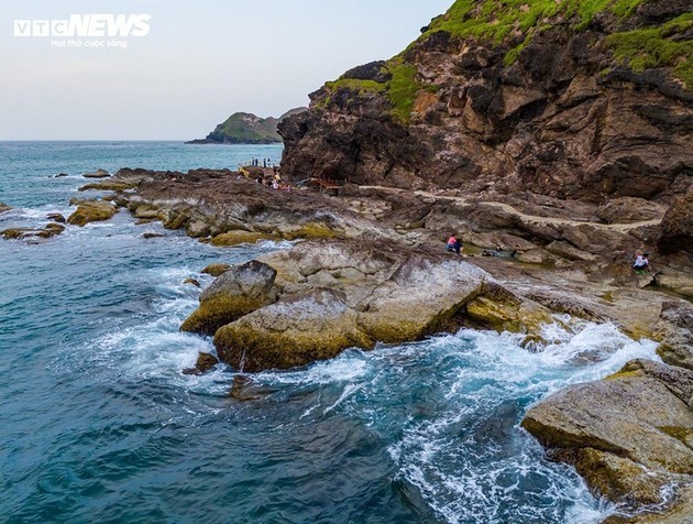 El espectacular acantilado de Hoai Hai en Binh Dinh atrae a viajeros - ảnh 4