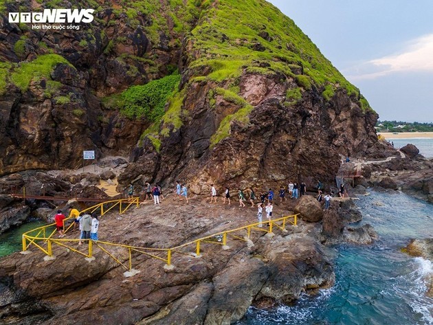 El espectacular acantilado de Hoai Hai en Binh Dinh atrae a viajeros - ảnh 7