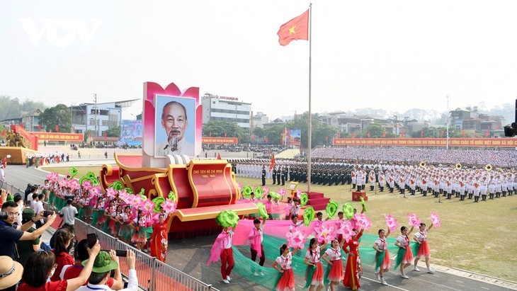 Programa artístico resalta la Victoria de Dien Bien Phu - ảnh 1