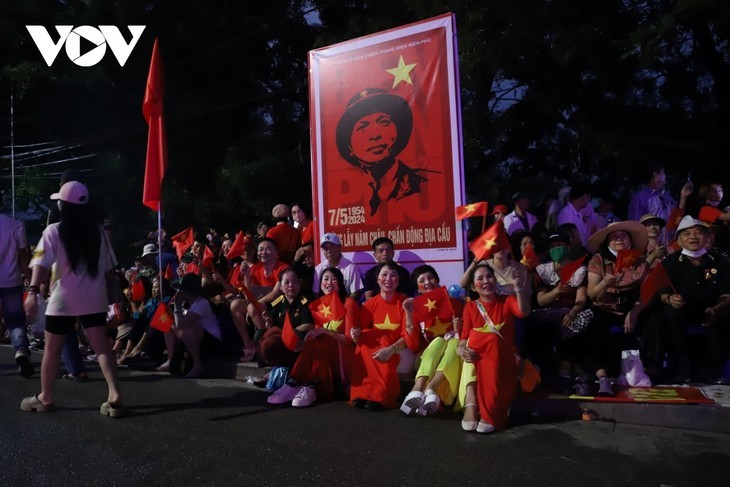 El pueblo celebra la victoria de Dien Bien Phu - ảnh 1